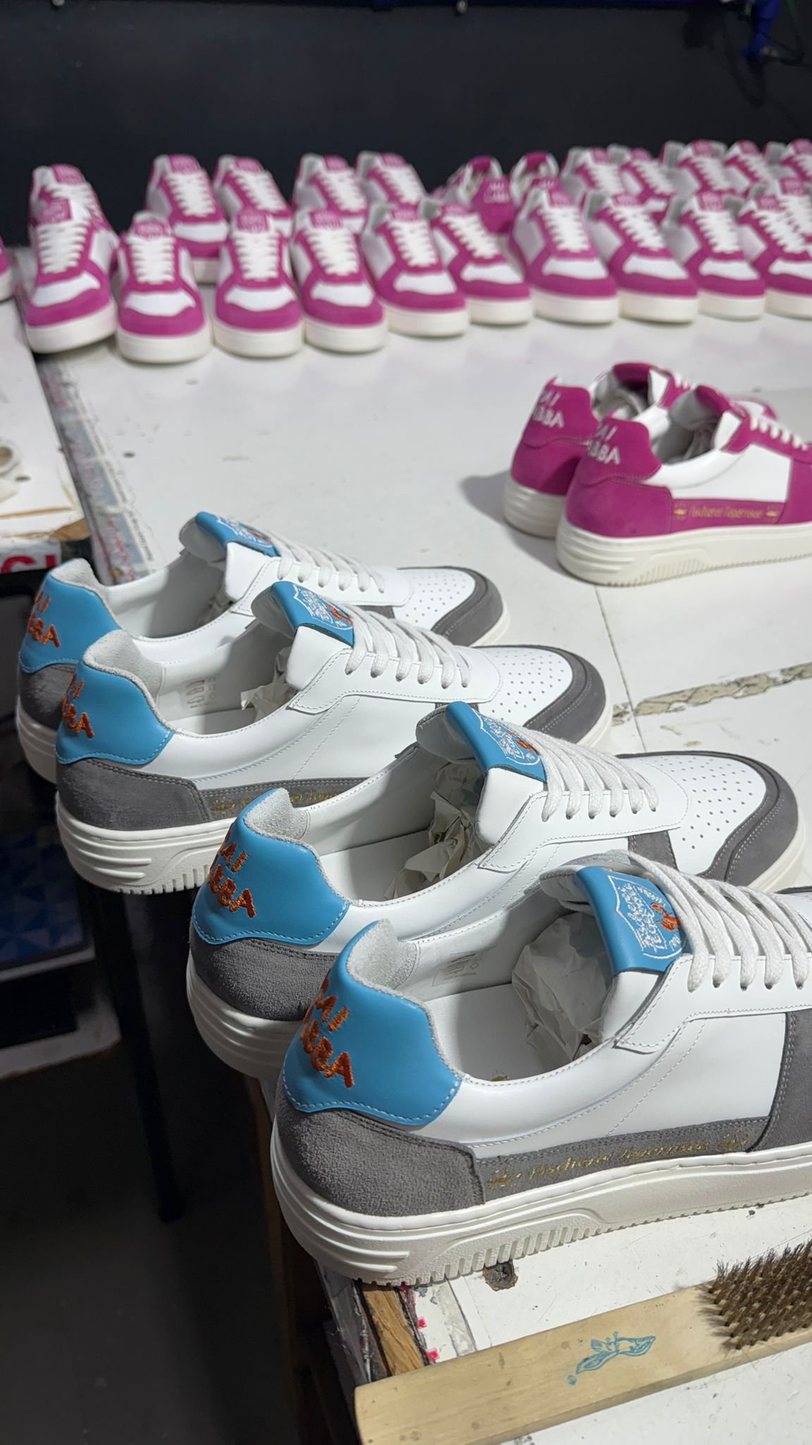 Fischerei Tegernsee Sneaker in Pink und Hellblau in der Produktion