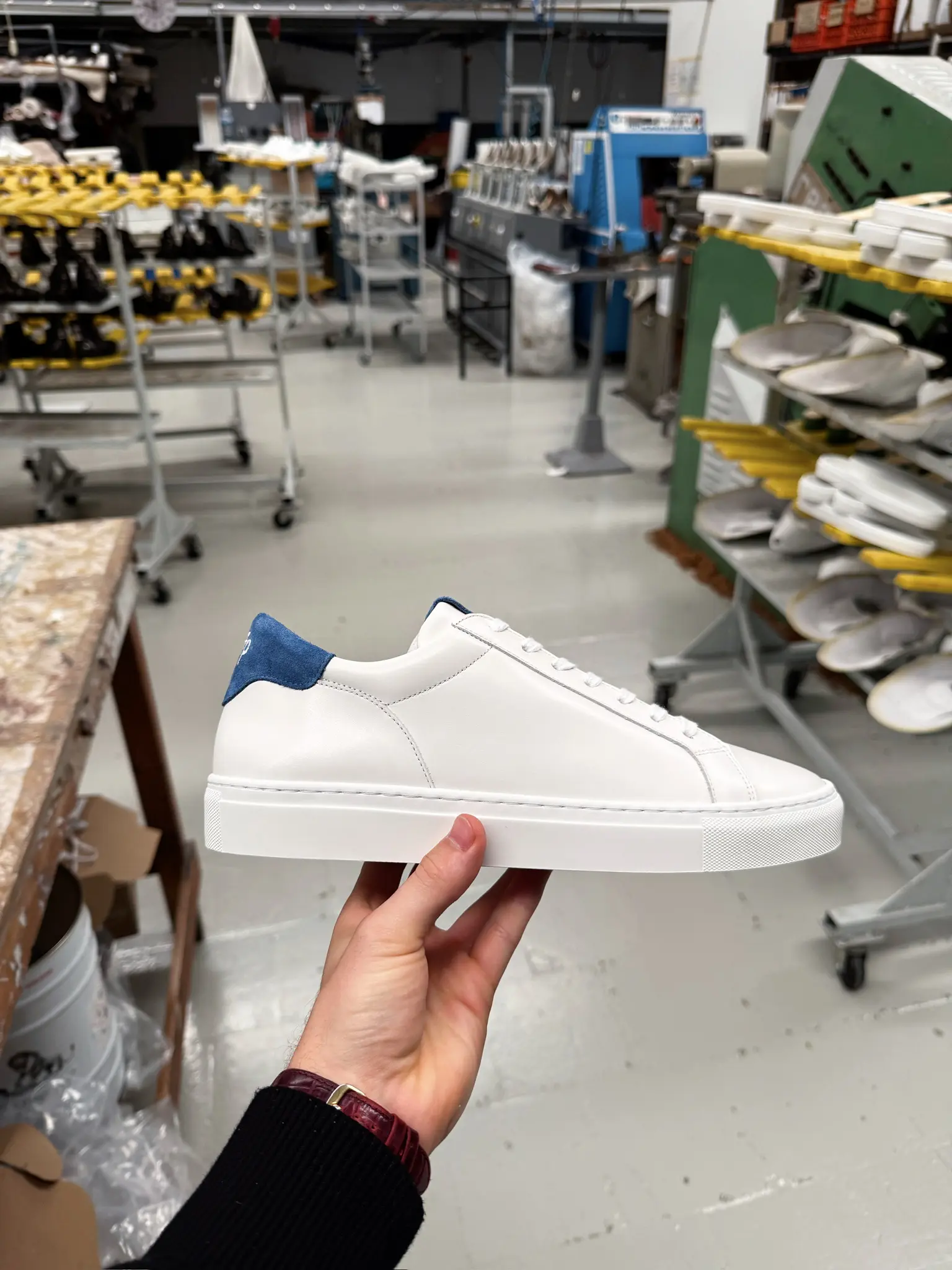 dbfp Firmensneaker aus weißem Vollleder in der Seitenansicht