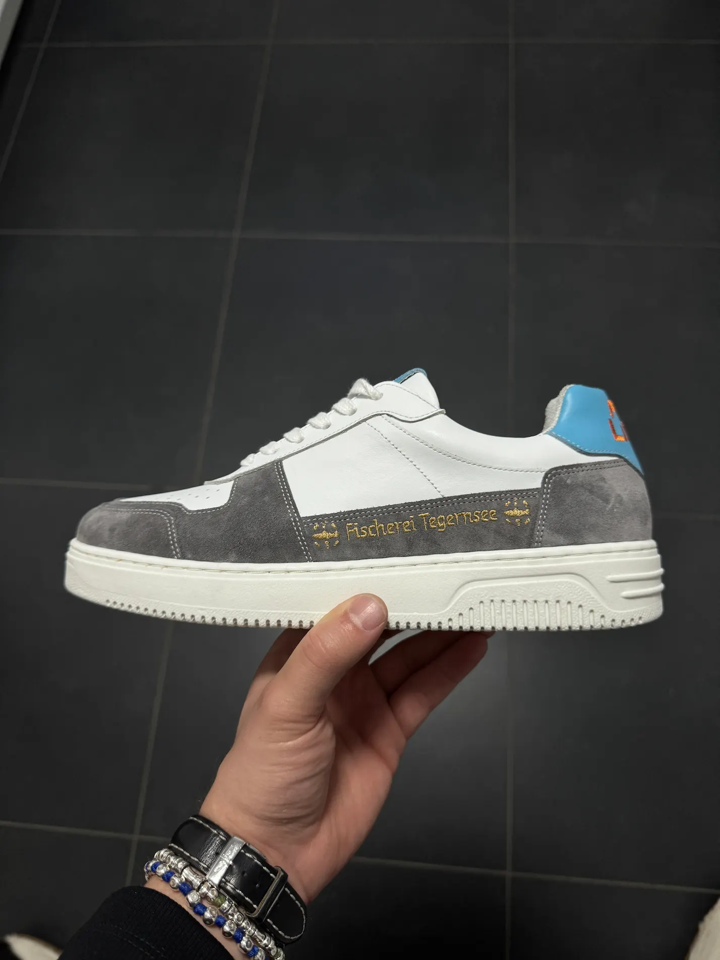 Fischerei Tegernsee Sneaker mit Firmenlogo in Grau und Hellblau