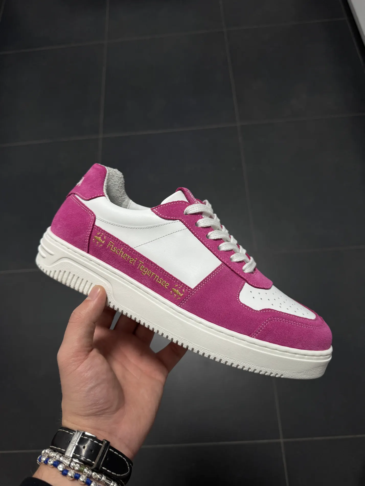 Fischerei Tegernsee Sneaker mit Firmenlogo in Pink und Weiß aus Vollleder