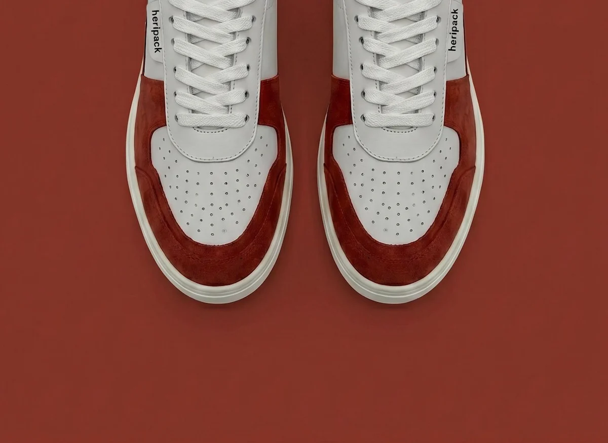 Heripack Firmensneaker – Detailansicht der weiß-orangen Vorderkappe
