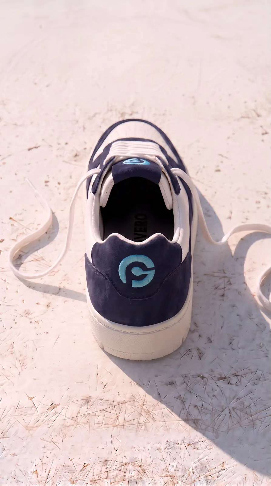 Physiomed Firmensneaker mit gesticktem Logo auf der Fersenkappe