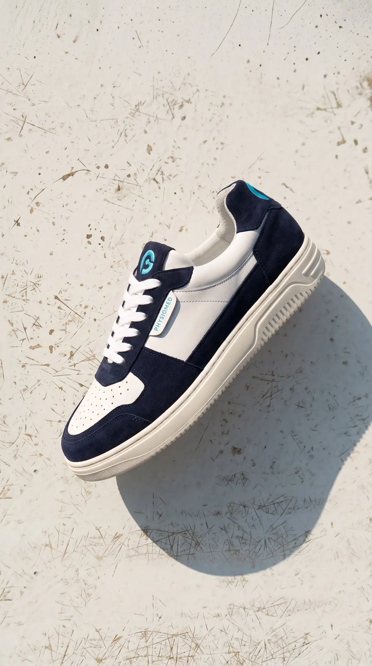 Physiomed Firmensneaker in Weiß mit dunkelblauem Suede